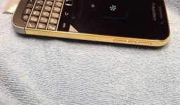 BlackBerry Classic bản mạ vàng đầu tiên giá trên 60 triệu đồng