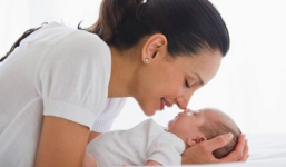 Bé gái 2 tuổi mắc sùi mào gà vì được mẹ hôn