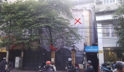 Sập tường nhà, 2 công nhân bị tường đè lên người