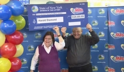 Thầy giáo 80 tuổi trúng xổ số gần 7.000 tỷ đồng