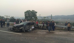 Xe ô tô biến dạng vì nổ lốp trên đường cao tốc