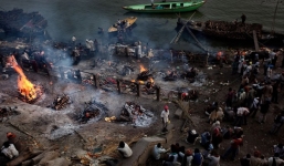 Cả người sống lẫn người chết đang “bức tử” sông Hằng