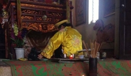 Thánh chữa bệnh 'trọn gói' từ cắt duyên âm đến gọi hồn, bắt ma?!