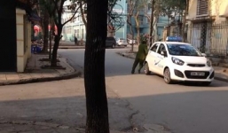Clip: Cảnh sát vất vả chống đỡ tài xế taxi cố tình bỏ chạy