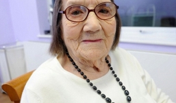 Chuyện lạ: Cụ bà 104 tuổi có mái tóc của thiếu nữ 20