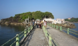 Giám đốc một công ty du lịch bị tố giở trò đồi bại với nhân viên    