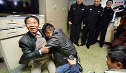 Rơi nước mắt cảnh người đàn ông gặp lại cha sau 24 năm bị bắt cóc