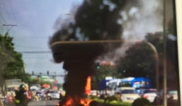 Xe mô tô dẫn đoàn đua bất ngờ bốc cháy