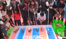 Mở cuộc “đua cua”, độc chiêu hút khách của nhà hàng hải sản