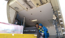 Nhân viên sân bay quốc tế Nội Bài moi kiện hàng, trộm 16 điện thoại Samsung