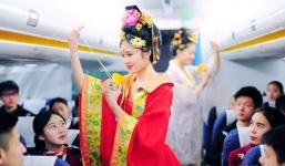 Dàn tiếp viên hàng không hóa 'Võ Tắc Thiên' phục vụ hành khách 