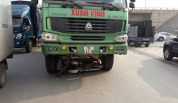 Xe tải cuốn xe máy vào gầm, một người bất tỉnh