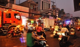 3 đứa trẻ dìu nhau chạy khỏi căn nhà đang cháy