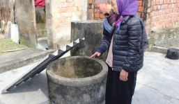 Thương tâm mẹ ôm con sơ sinh chết dưới giếng