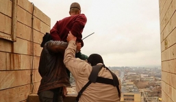 IS tiếp tục ném người đồng tính từ trên nóc nhà xuống đất