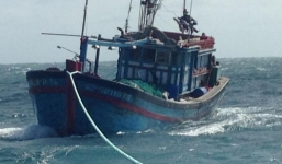 Cứu 12 thuyền viên bị trôi dạt hoảng loạn trên biển