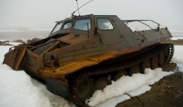 Tuyết tan trên đảo hoang làm lộ hàng tấn thiết bị quân sự 'khủng'