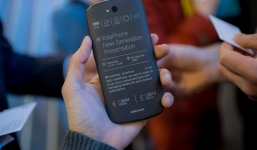 Chiêm ngưỡng YotaPhone 2 smartphone độc đáo 2 màn hình về Việt Nam