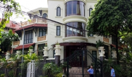 Đại gia khét tiếng “chán” ở nhà sang qua ngồi nhà đá