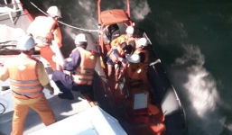 Chìm tàu hơn 3 nghìn tấn, 10 người may mắn được cứu sống