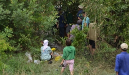 Hàng trăm người dân vây kín xem thi thể người đàn ông trong bụi rậm