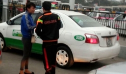 Bắt ổ nhóm lừa đảo, giả bán tăm “từ thiện” vòi tiền ở bến xe Mỹ Đình