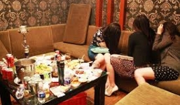 Phát hiện nhiều tiếp viên nhà hàng mặc bikini phục vụ khách làng chơi