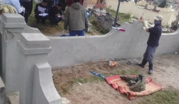 Hai thanh niên mang xác người đàn ông vào nghĩa trang phi tang
