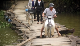 Tránh đi vòng 5km, người dân chấp nhận rớt xuống sông liên tục 