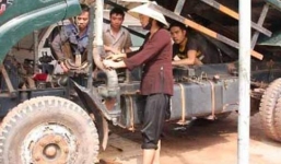 Nữ đại gia Việt: Đi chân trần, xắn quần tới gối