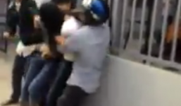 Clip cặp đồng tính nữ bị gia đình giằng khỏi tay nhau