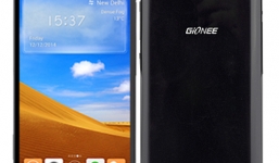 Smartphone giá rẻ có đèn flash mặt trước chính thức lên kệ