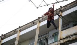 Phương Thanh nhảy từ tầng 5 xuống vì muốn... câu like