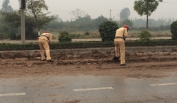 Truy tìm thủ phạm đổ đất tràn kín đường quốc lộ