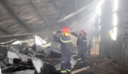 Cháy lớn, đổ sập nhà xưởng rộng hàng nghìn mét vuông KCN Nam Cấm