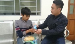 Bé trai 12 tuổi lạc đường suốt 2 ngày, ngất xỉu trên vỉa hè Hà Nội