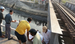 Đứng giữa đường ray, người đàn ông bị tàu hoả tông văng xuống suối