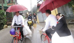 Cô dâu xúc động bật khóc vì được chú rể rước dâu bằng xe đạp 