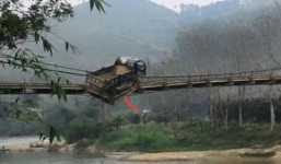 Video: Xe tải gặp nạn lơ lửng giữa cầu treo ở Hà Giang