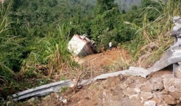 Quảng Bình: Xe tải rơi xuống vực, 2 người bị thương