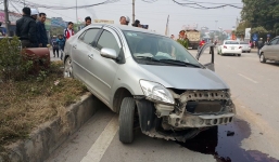 Xe con lao lên dải phân cách sau tai nạn