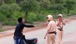 Đại úy CSGT bị côn đồ hành hung trọng thương khi đang làm nhiệm vụ