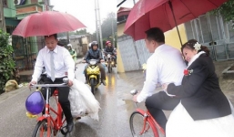 Cô dâu Hà Nội bật khóc vì chú rể rước dâu bằng xe đạp giữa trời mưa