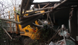 Xe tải kéo lê người đàn ông 20m rồi lao thẳng vào nhà dân