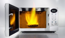 Tử vong vì quay khăn trong lò vi sóng