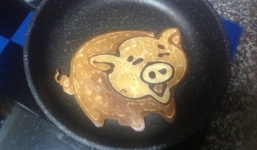 Hoạ sĩ đầu tiên ở Việt Nam vẽ tranh trên chảo nóng 180 độ