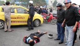 Người phụ nữ lái xế hộp tông xe máy, 2 thanh niên nguy kịch