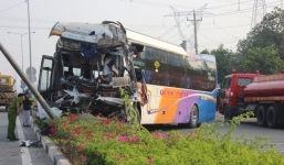 Hơn 20 người kêu cứu trên xe khách gặp nạn ở Bình Dương