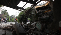 Xe tải đâm chết người rồi húc sập nhà dân