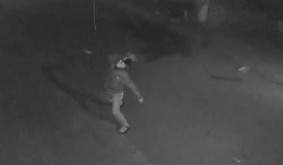 2 thanh niên bịt mặt mang mắm tôm đi ... 'khủng bố' nhà dân